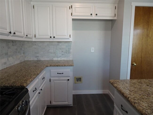 Building Photo - 8412 Pinewood Dr