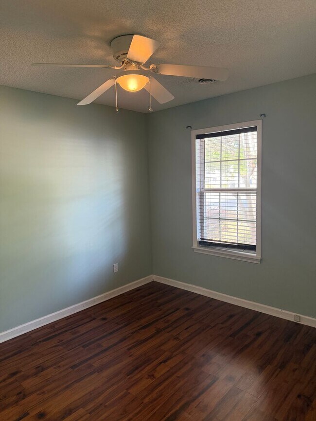 Building Photo - Beautiful 3 Bedroom 2 Bath Single Family Home- Pets welcome.