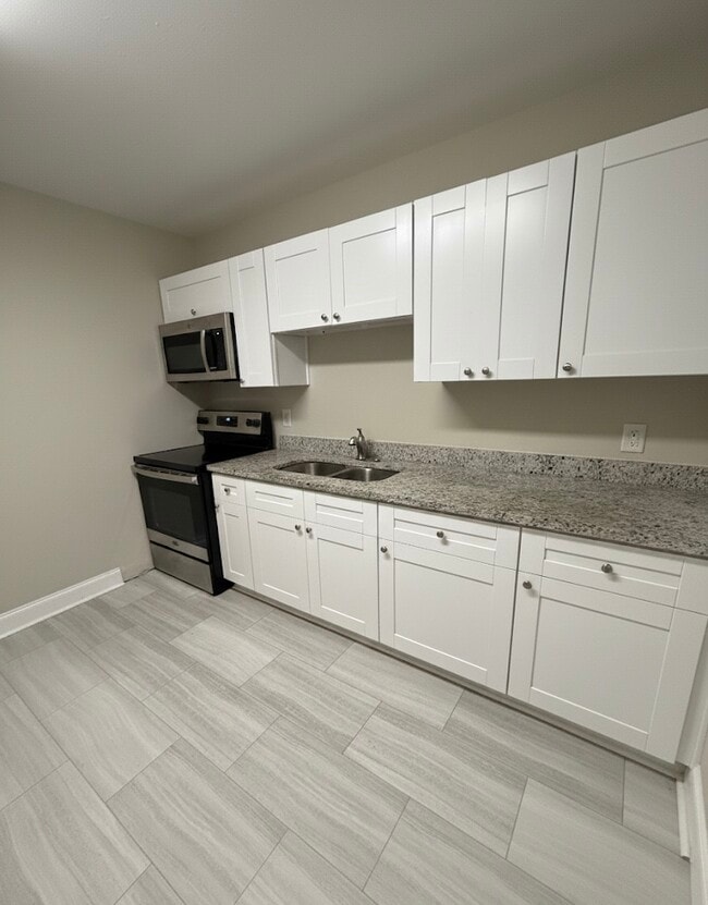 Building Photo - 811 S Lone Oak Dr