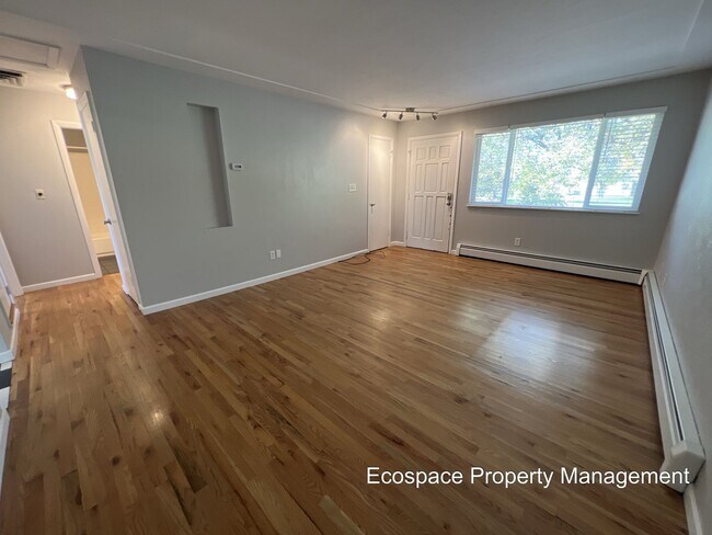 Building Photo - Bright & Beautiful 2-bedroom 1 Bath Across...