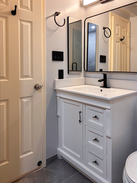 second bath - 5713 Brewer House Cir
