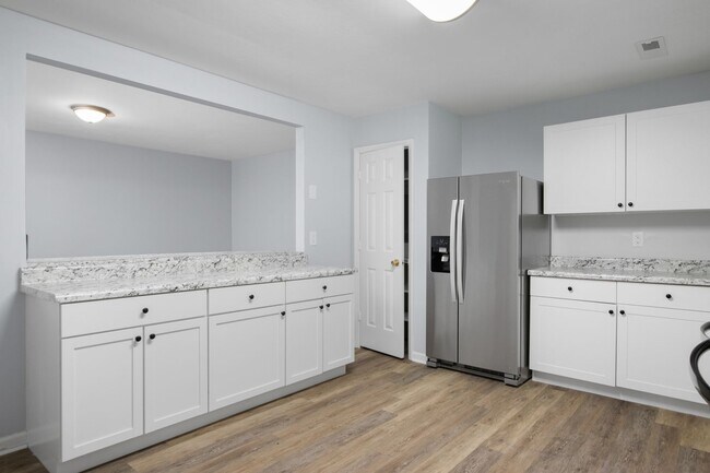 Building Photo - 4 Bed/2 1/2 Bathroom On Bus Line Undergrads Pets