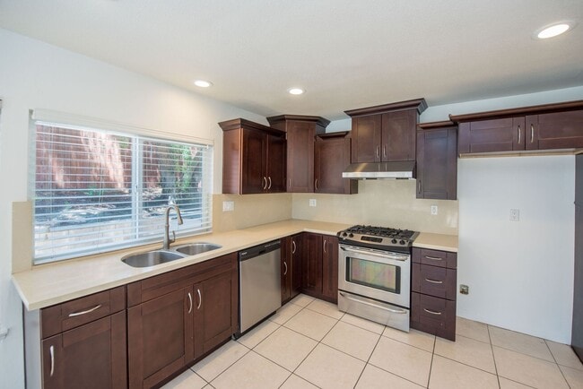 Building Photo - Spacious 4 Bedroom Home in Quiet Yorba Linda Neighborhood