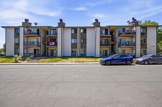 Building Photo - Move in Ready 2bed 2bath in Cherry Creek Schools