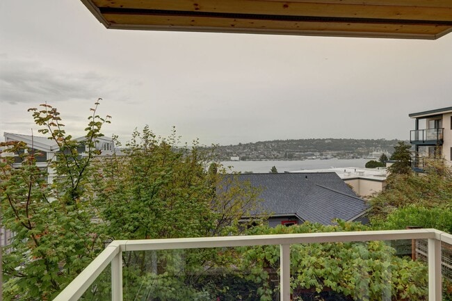 Building Photo - Grand 4 bedroom /2.5-bathroom Townhome w/ Sweeping Views of Lake Union & Cascades!