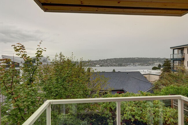 Building Photo - Spacious 4bd/2.5ba Townhome w/ Sweeping Vi...