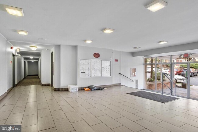 Building Photo - 5801 Quantrell Ave