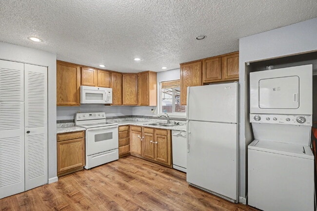 Building Photo - 695 Calle Entrada