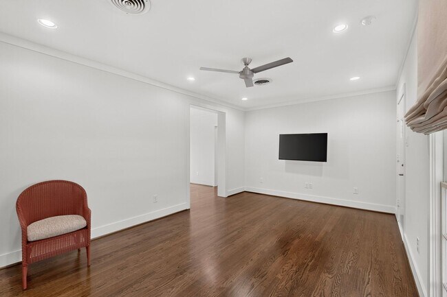 Building Photo - Gorgeous 2/2 Bungalow with Private Pool