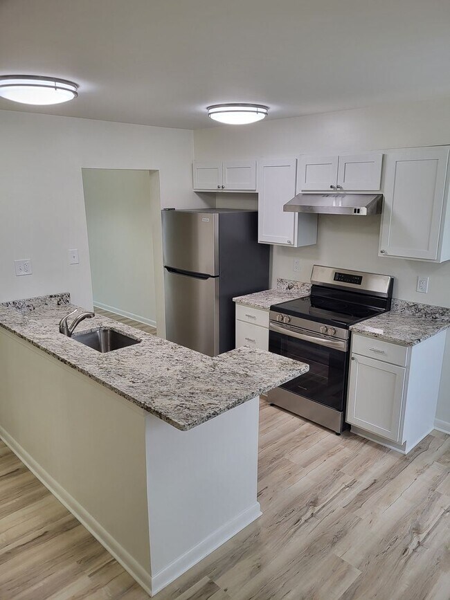 Building Photo - RENOVATED 3 Bedroom Community Treasure!