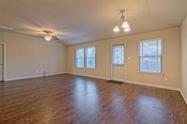 Building Photo - 713 Hedgewood Dr