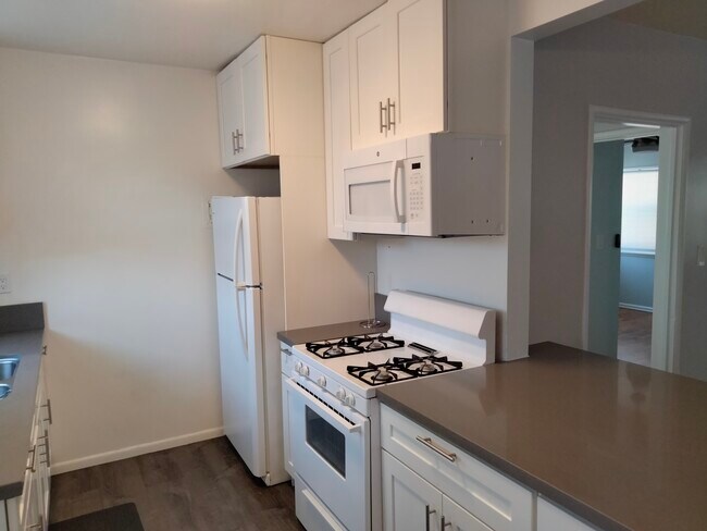 Kitchen area - 1420 N Hollywood Way