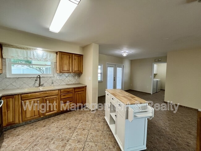 Building Photo - 704 Torrey Pines Ave