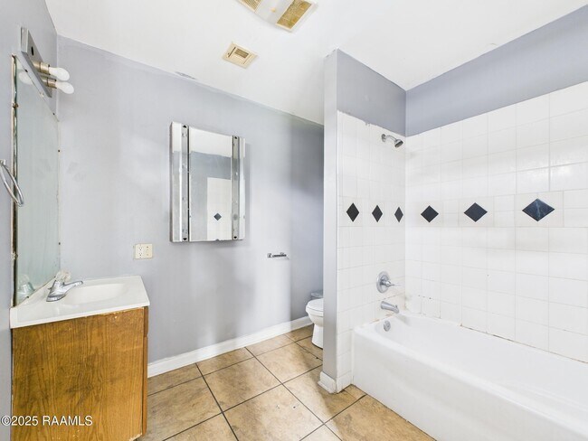 Building Photo - 615 Walker Rd