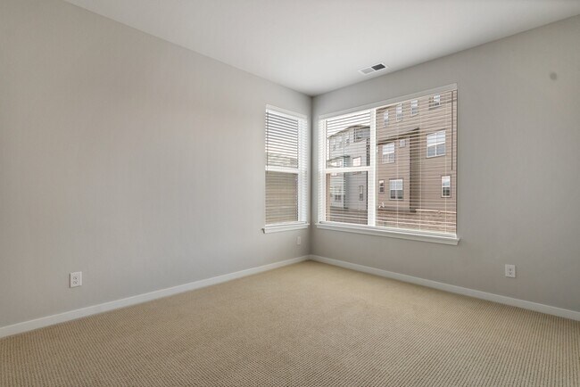 Building Photo - 549 Canary Ln