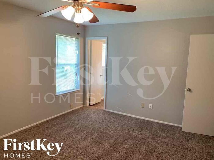 Building Photo - 15310 Meadow Village Dr