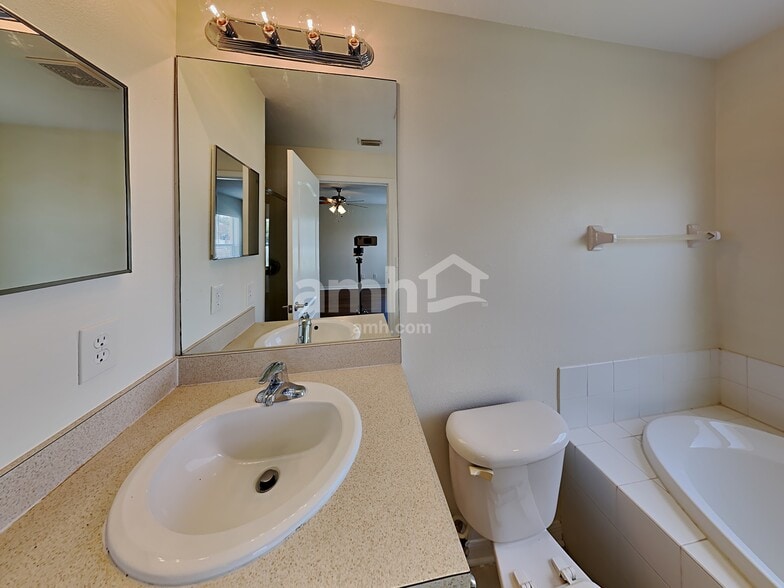 Building Photo - 10126 41st Ct E