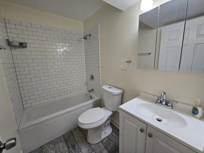 Building Photo - 6339 S Eberhart Ave