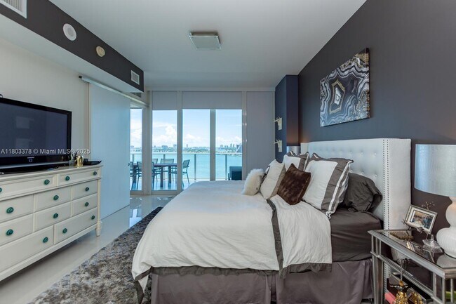 Building Photo - 2020 N Bayshore Dr
