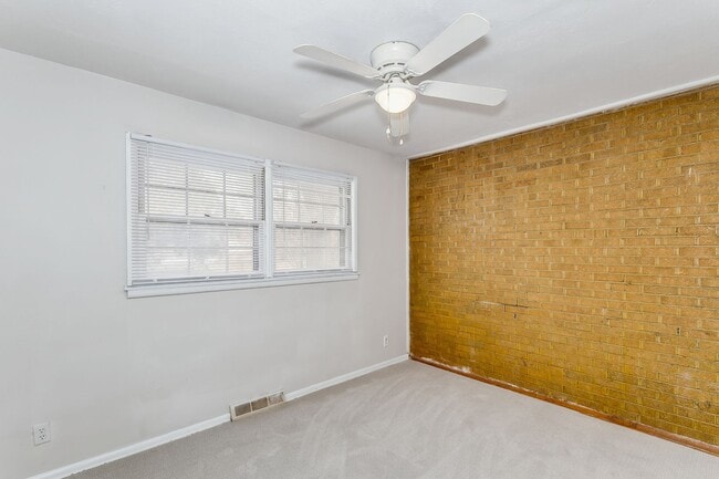 Building Photo - Roomy 2 Bedroom With Basement