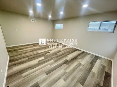 Building Photo - Spacious 4 bed, 3 bath Home featuring TWO ...