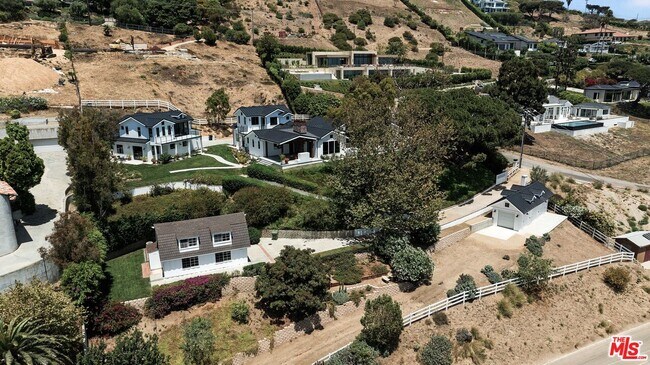 Building Photo - 5561 Horizon Dr