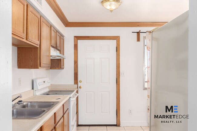Building Photo - 2Bed/2Bath House at 24th St/Baseline! Appl...