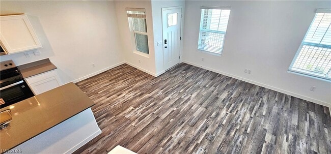 Building Photo - 915 Violet Heron St