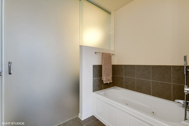 Building Photo - 600 N Fairbanks Ct