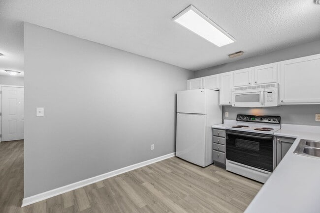 Building Photo - Updated One Level 2 Bedroom / 2 Full Bath ...