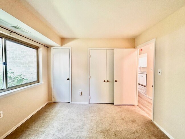 Building Photo - Cozy Oasis in Rockville!
