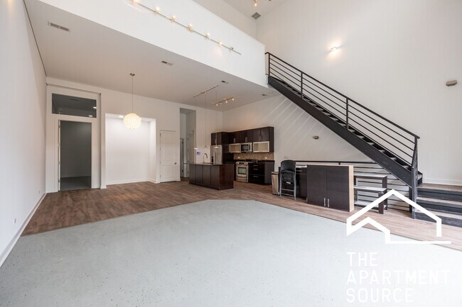 Building Photo - 1002 W Lake St