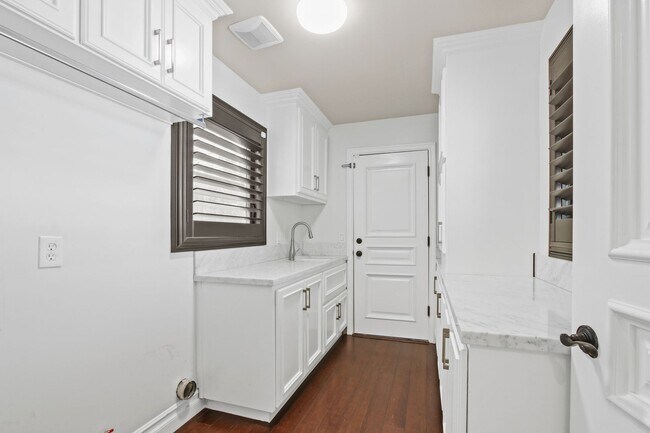 Building Photo - Stunning 3 BD | 4BTH With 2 Bonus Rooms