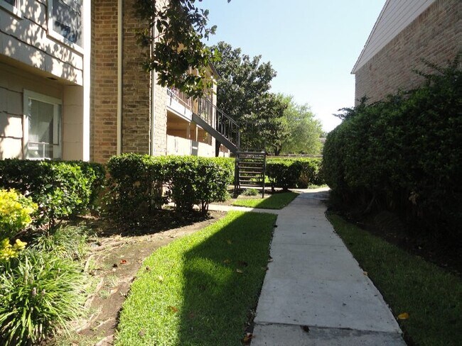 Building Photo - 8201 Richmond Ave