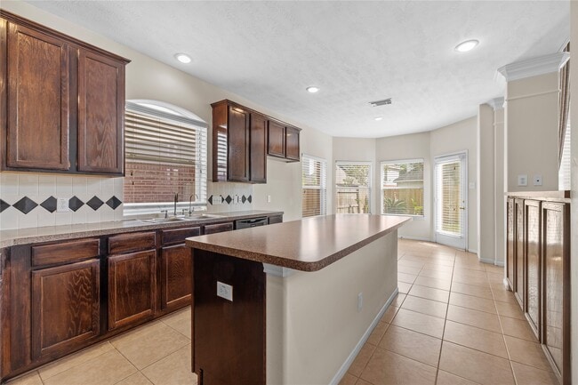 Building Photo - 1111 Blue Leaf Dr