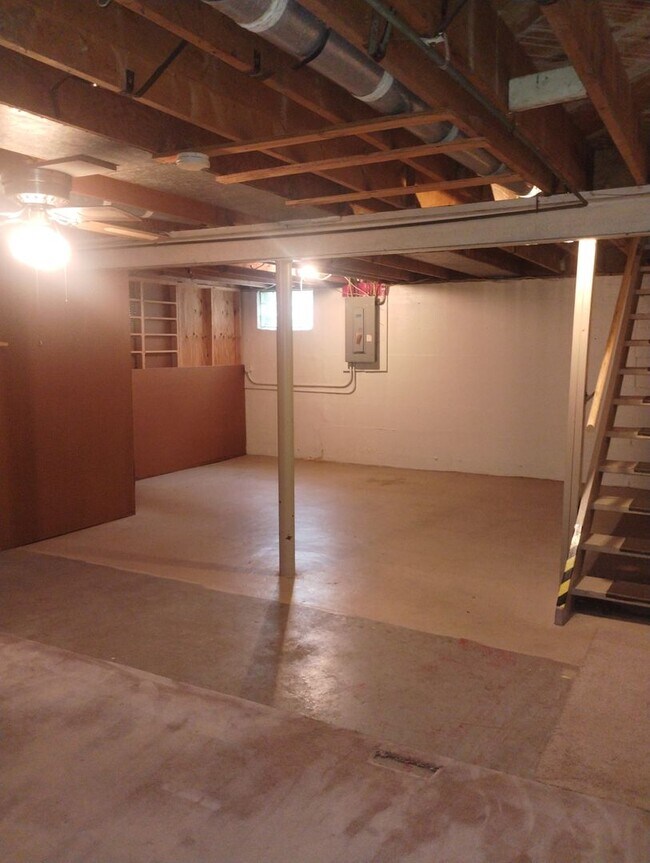 Building Photo - Quaint Duplex with a private Basement, Garage Space & Patio
