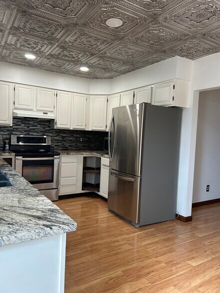 Recessed lighting with a separate switch for the middle light. This light is also dimmable. - 435 E Drake Rd