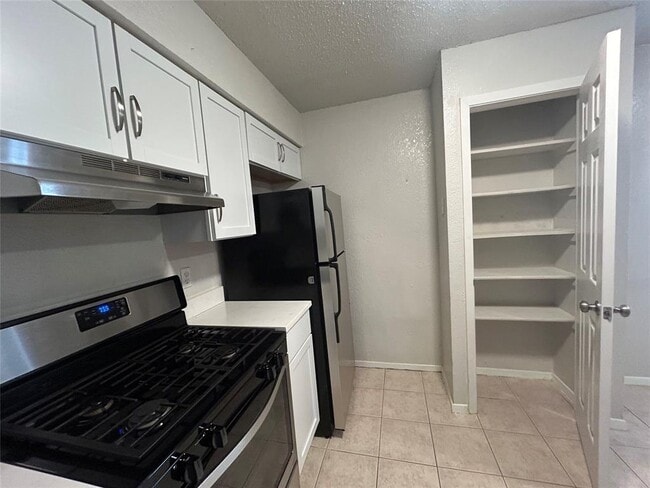 Building Photo - 2300 Cedrick Cove