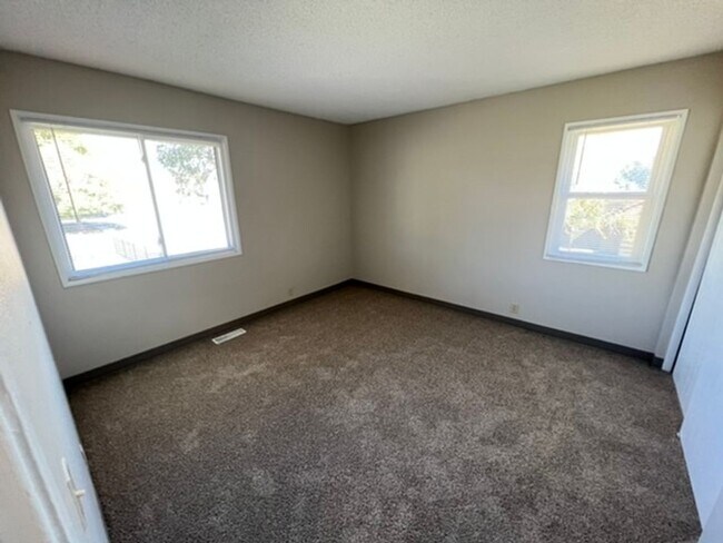 Building Photo - Convenient Downtown Location!