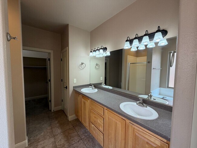 Building Photo - SPACIOUS TOWNHOME FOR RENT!