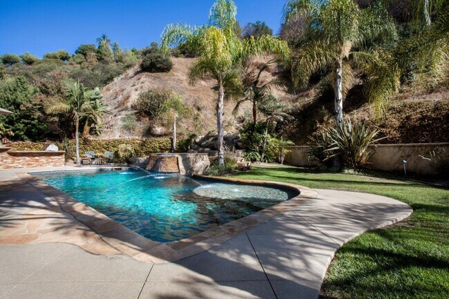 Building Photo - ABSOLUTELY STUNNING ENTERTAINER HOME (4 be...