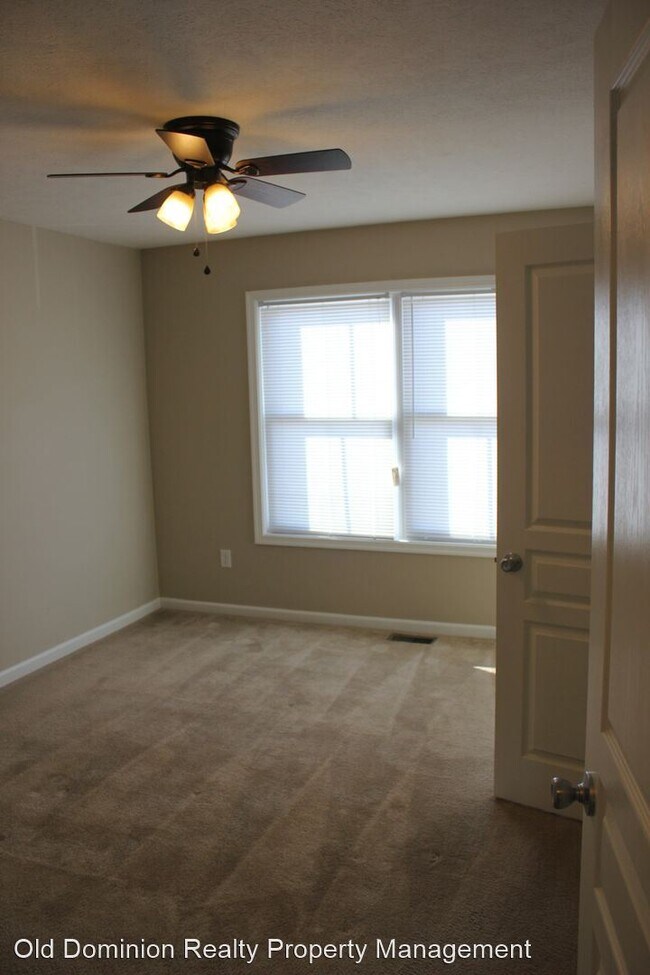 Building Photo - 3 br, 2.5 bath House - 425 Leslie Court