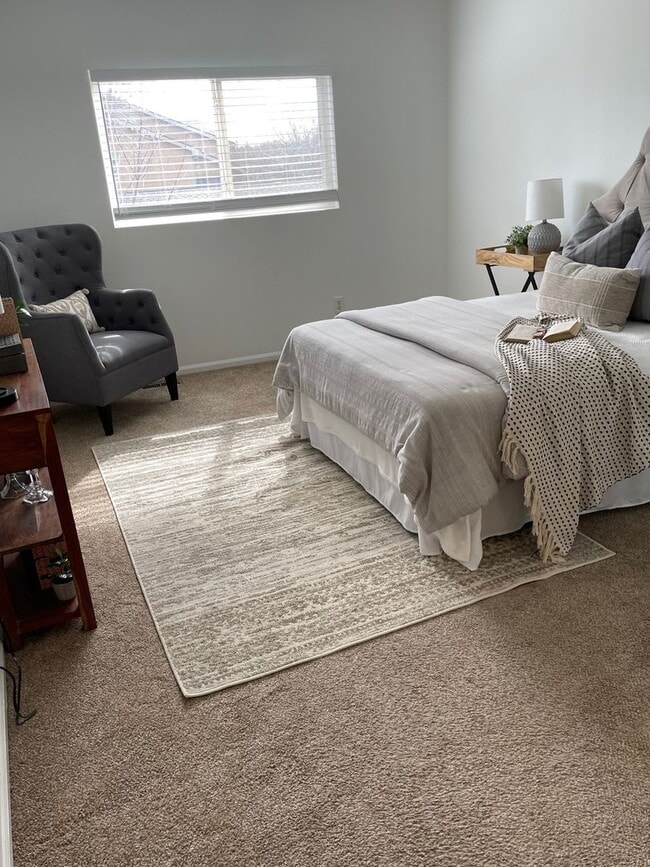 Building Photo - Townhome -2 bed 2.5 bath + bonus area