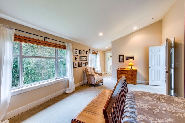 Building Photo - Beautiful Bainbridge Home