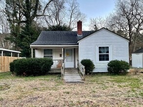 Building Photo - 2 Bedroom House - Available late August
