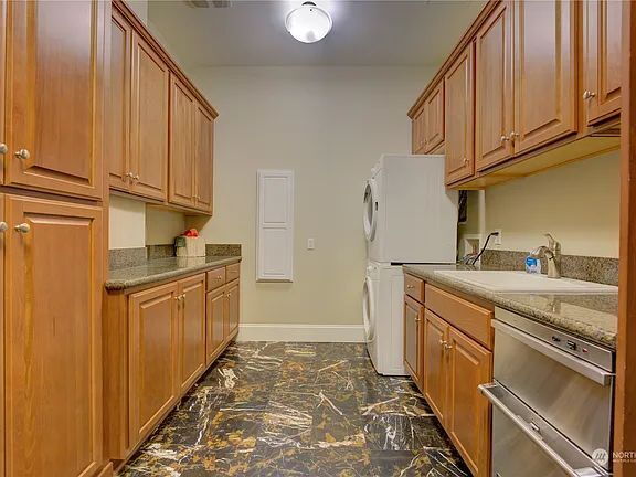 Building Photo - "Spacious 2-Bed, 3-Bath Sanctuary in Tacoma's Heart – 3,243 Sq Ft of Luxury Living!"