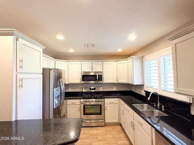 Building Photo - 5212 E Cambridge Ave