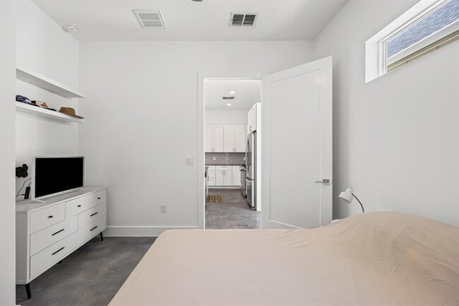 Building Photo - 4805 Santa Anna St