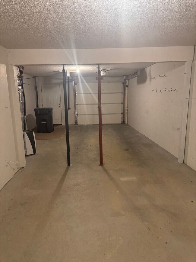 Building Photo - Updated Townhouse In Hunter Hills