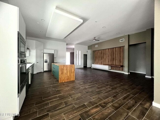 Building Photo - Open floor plan. 4 Bedrooms, 2.5 baths, 2 ...
